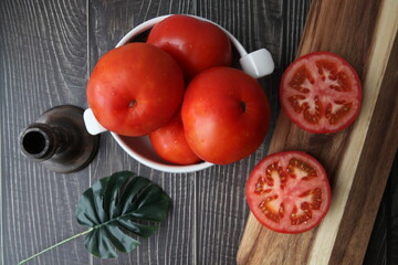 Fresh, healthy, and delicious tomatoes on modern background

모던한 배경을 바탕으로 있는 맛있고, 신선하고, 건강한 토마토