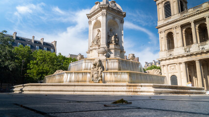 Fototapeta na wymiar Water fountain somewhere in the maze of Paris