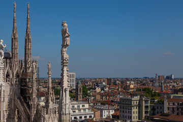 Fototapeta na wymiar Milán en region de Lombardía en el norte de Italia y es una capital mundial de la moda y el diseño.