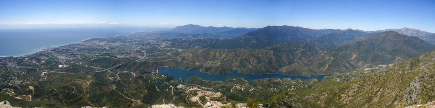 vistas del pantano de Ist&aacute;n y Marbella desde la cima de la concha en sierra blanca