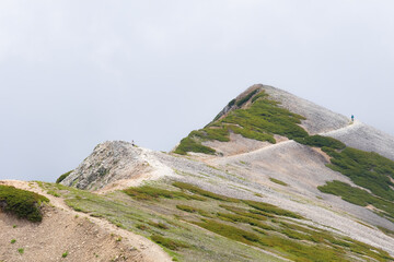 雲の切れ間を進む