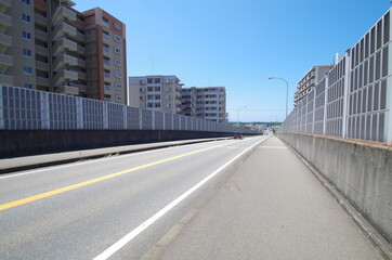 ビルと立体交差の道