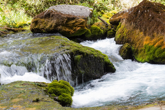Piedras rocosas, con musgo,  en el nacimiento del rio Pitarque, Teruel