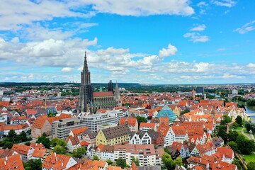 Fototapeta na wymiar Luftbild vom Ulmer Münster bei schönem Wetter