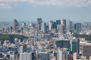 Fototapeta na wymiar 青空を背景に六本木から見た新宿方面のビル街