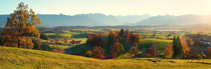 Foto auf Alu-Dibond Alpendorf Aidling, Blick vom Aussichtspunkt auf herbstliche Landschaft, Blaues Land, Oberbayern © SusaZoom