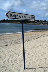 Panneau indiquant en français plage surveillée sur la plage du Trez à Bénodet