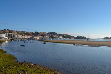 Fototapeta na wymiar Vue de la ville. La marée est basse. Des bateaux, la mer et un banc de terre sont visibles