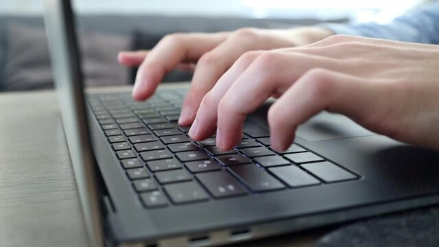 Finger tippen auf einer laptop Tastatur 