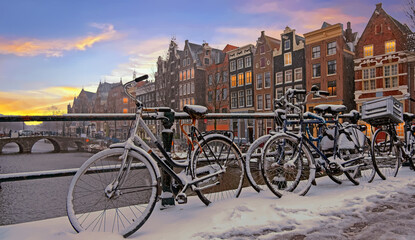 Fototapeta na wymiar City scenic from a snowy Amsterdm in winter in the Netherlands