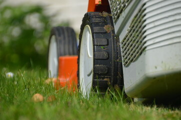 Hausmeisterservice Rasenmäher im Garten