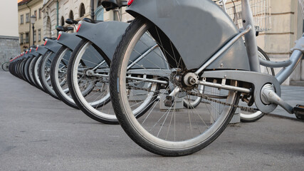 Obraz premium Electric bikes arranged neatly in stands.