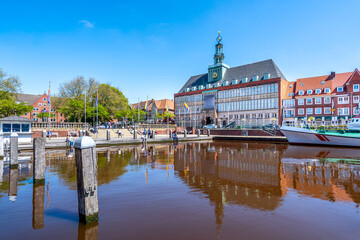 Obraz premium Rathaus, Seehafen, Emden, Niedersachsen, Deutschland 