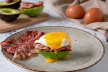 This Avocado Benedict is a fun and original take on the classic brunch. Crispy bacon, smooth avocado and poached egg topped with buttery hollandaise sauce.