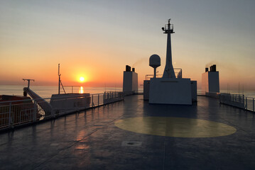 statek prom morze zachód słońca słońce pokład szalupy nawigacja okręt  - obrazy, fototapety, plakaty