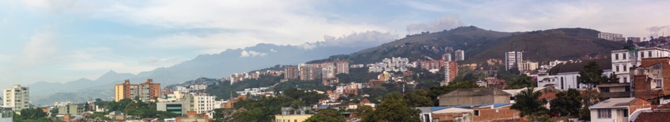 Obraz premium Panoramic photograph of the city of Cali in Colombia, with the mountains in the background.