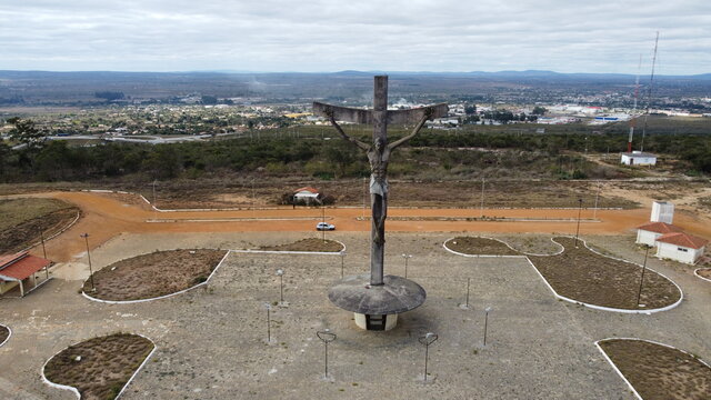 Jesus Cristo de M&aacute;rio Cravo, Atra&ccedil;&atilde;o tur&iacute;stica em Vit&oacute;ria da Conquista, Bahia.
Com fei&ccedil;&otilde;es nordestinas e tra&ccedil;os popula&ccedil;&atilde;o sertaneja.
A obra, com 33 metros de altura, &eacute; feita de fibra de vidro.