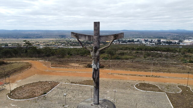 Jesus Cristo de M&aacute;rio Cravo, Atra&ccedil;&atilde;o tur&iacute;stica em Vit&oacute;ria da Conquista, Bahia.
Com fei&ccedil;&otilde;es nordestinas e tra&ccedil;os popula&ccedil;&atilde;o sertaneja.
A obra, com 33 metros de altura, &eacute; feita de fibra de vidro.