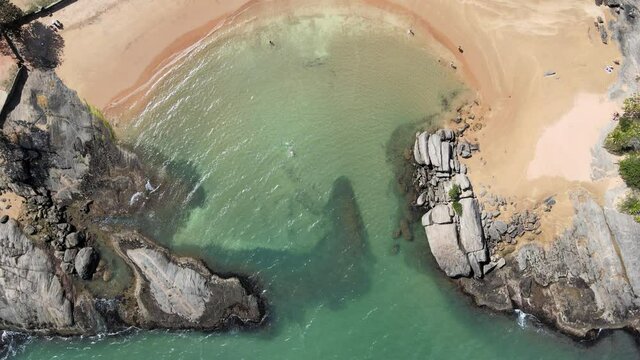 Vis&atilde;o a&eacute;rea da praia de Setiba, na regin&atilde;o norte de guarapari, mostando um dia ensolarado com barraquinhas e uma praia tropical deserta. Turismo no Esp&iacute;rito Santo.