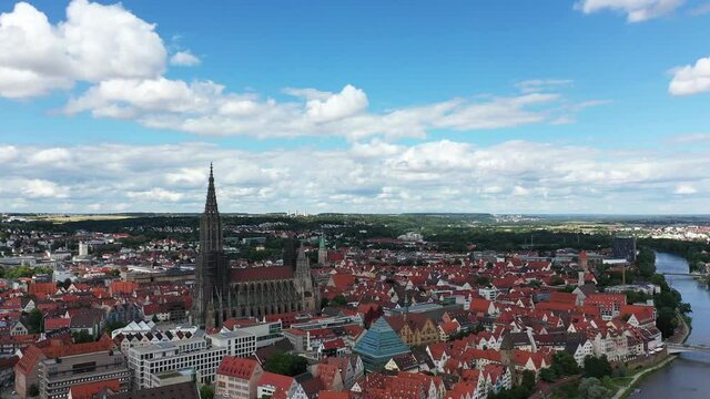 Drohnenvideo vom Ulmer M&uuml;nster bei sch&ouml;nem Wetter  