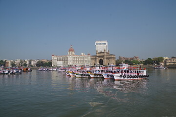インド　ムンバイのインド門とタージマハルホテル