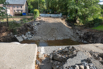 Zerstörte Brücke und Straße nach der Flutkatastrophe in Roetgen Mulartshütte