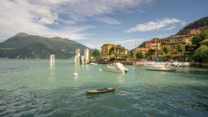 Der Hafen von Varenna am Comer See an einem Sommer Morgen im August.