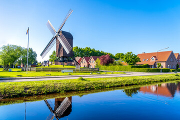 Älteste Bockwindmühle im Emsland, Papenburg, Niedersachsen, Deutschland 