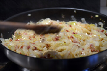 Zwiebeln mit Speckwürfeln anbraten