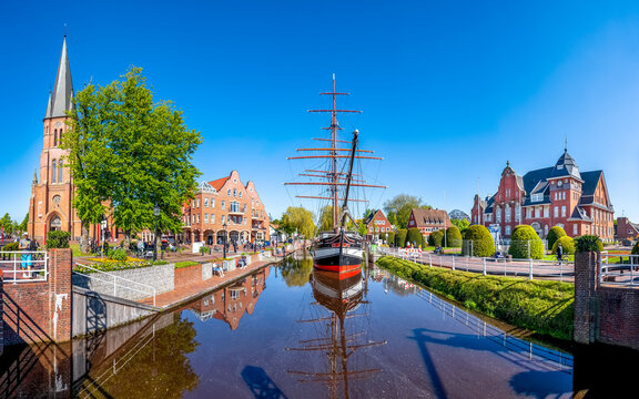 Segelschiff Friederike von Papenburg, Sankt Antonius Kirche und Rathaus, Papenburg, Niedersachsen, Deutschland 