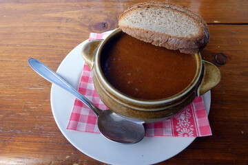 Gulaschsuppe im Brotlaib