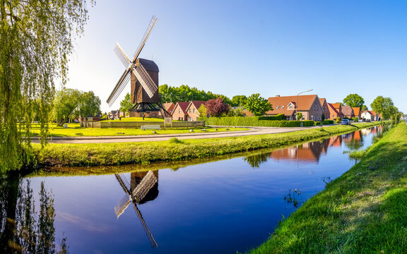 &Auml;lteste Bockwindm&uuml;hle im Emsland, Papenburg, Niedersachsen, Deutschland 