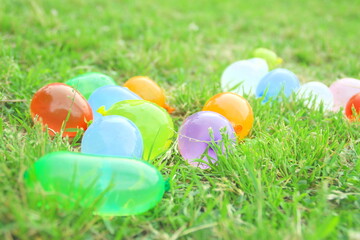 公園でカラフルな水風船で遊ぶ