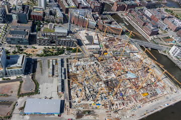 Luftbildaufnahme der Hansestadt Hamburg mit der Alster, dem Stadtpark, der Hafen City, dem Conatinerterminal und Conatinerschiffen sowie weiteren Wahrzeichen der Stadt Hamburg, wie die Elbphilharmonie