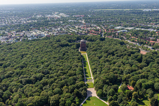 Luftbildaufnahme der Hansestadt Hamburg mit der Alster, dem Stadtpark, der Hafen City, dem Conatinerterminal und Conatinerschiffen sowie weiteren Wahrzeichen der Stadt Hamburg, wie die Elbphilharmonie