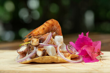 mariscos fresco y tostada de camaron con pulpu