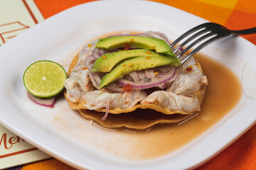 Tostada de camaron ahogados con aguacate mexicano 