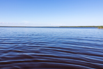 Obraz premium Blue water undulating surface under a clear sky