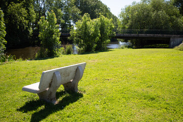 Banc en face de la rivi&egrave;re