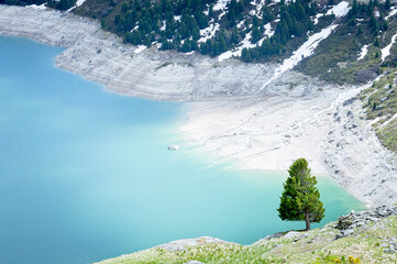 Aussois, Savoie, France : un lac à l'eau bleue turquoise rencontre la montagne légèrement...