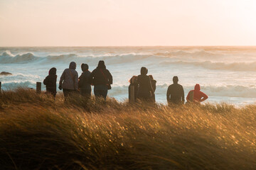 Personnes qui regardent la mer pendant une tempête en Bretagne à Quiberon pendant un coucher de soleil