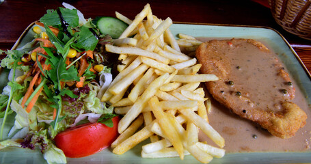 schnitzel mit grüner pfeffer souse