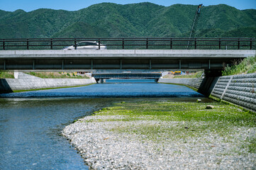 須崎川にかかる橋の下は涼やか