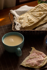 desayuno casero, pan casero con pate y leche con cafe