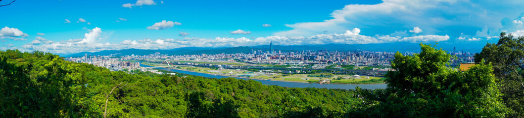 台湾の観光名所を巡っている風景 Scenes from a tour of Taiwan's tourist attractions.