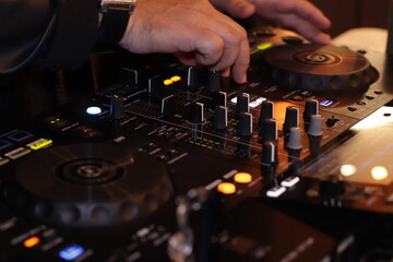 PICKUP Equipamento básico de um DJ © Atilio