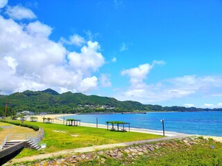 日本の観光地、和歌山県那智勝浦町の晴天の空と青い海の夏休みの風景(コピースペースあり)
