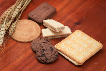 various kinds of delicious and savory biscuit breads are suitable for snacks, these biscuit breads are made from wheat and flour.