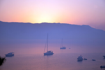 Naklejka premium Smog in Marmaris bay at morning after forest fire. 