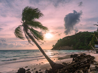 Mooie zonsondergangkleuren over Wit strand in Boracay Island, Filippijnen. Reizen en natuur.